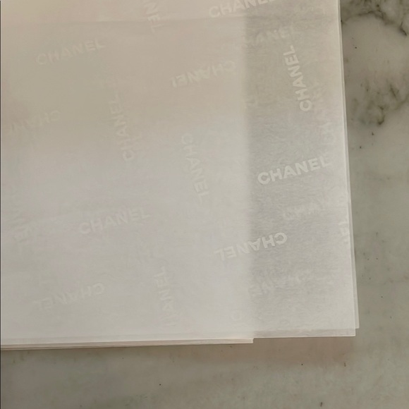 CHANEL Black and White gift box - Picture 7 of 7